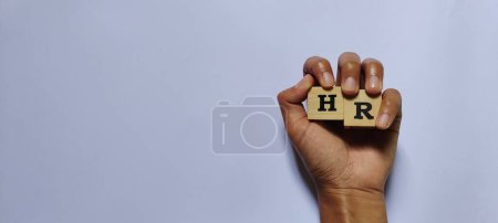 Foto de Recursos humanos (recursos humanos). Ilustración conceptual empresarial con bloque de madera en la mano. Aislado sobre fondo blanco - Imagen libre de derechos