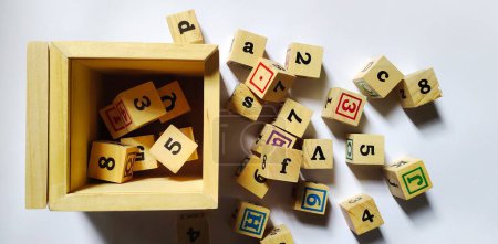 Téléchargez les photos : Portrait de cubes en bois jouet isolé sur fond blanc. - en image libre de droit