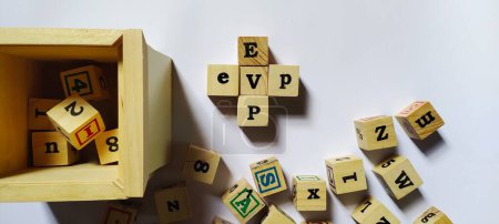 EVP Employee Value Proposition, konzeptionelle Geschäftsillustration mit Holzwürfeln auf weißem Hintergrund.