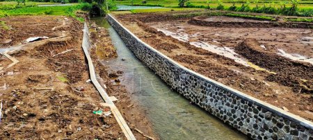 Téléchargez les photos : The river flows from Mount Andong in Grabag, Central Java. The local community built embankments or fortifications around the riverbanks to prevent erosion - en image libre de droit