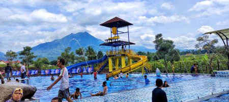 Téléchargez les photos : SALATIGA, INDONÉSIE. 01 janvier 2023 : Belle piscine avec jardin moderne en Asie - en image libre de droit