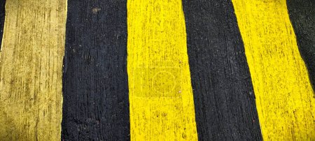 Foto de Líneas amarillas y negras en la carretera - Imagen libre de derechos