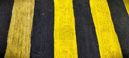 Foto de Líneas amarillas y negras en la carretera - Imagen libre de derechos