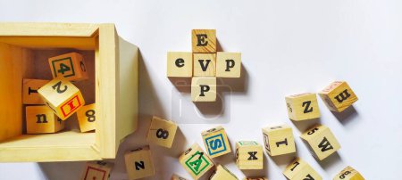 Foto de Ilustración conceptual empresarial EVP (propuesta de valor empleado) con cubos de madera aislados sobre fondo blanco. - Imagen libre de derechos