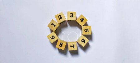 Téléchargez les photos : Cube en bois avec numéros premier, deuxième, troisième, quatrième, cinquième, sixième, septième, huitième et neuvième. Symbole circulaire pour les opportunités et les étapes vers le succès isolé sur fond blanc. - en image libre de droit