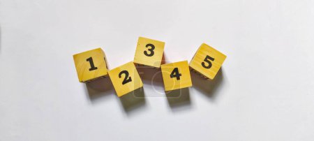 Foto de Cubos de madera con números primero, segundo, tercero, cuarto y quinto. Símbolo de oportunidades y pasos hacia el éxito - Imagen libre de derechos