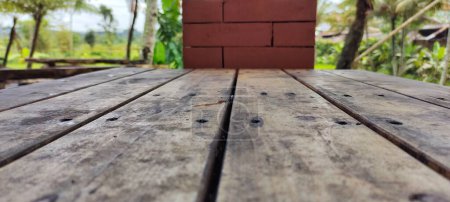 Téléchargez les photos : Gros plan d'une table en bois naturel dans un lieu touristique rural. Texture en bois fond - en image libre de droit