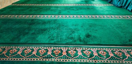 Téléchargez les photos : Le tapis vert est généralement utilisé pour le culte musulman à la mosquée ou la salle de prière - en image libre de droit