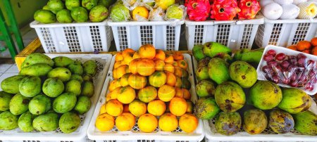 Téléchargez les photos : Plusieurs fruits tropicaux exposés dans un magasin de fruits - en image libre de droit