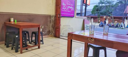 Téléchargez les photos : Java central, Indonésie - 23 janvier 2023. La salle à manger semble vide et dépourvue de visiteurs. - en image libre de droit