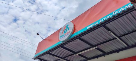 Téléchargez les photos : Grabag, Indonésie - 05 mars 2023 : Portrait d'une boutique minimarket dans la région de Grabag, Indonésie avec un ciel bleu nuageux comme arrière-plan. - en image libre de droit