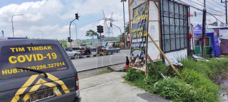 Foto de Salatiga, Jawa Tengah - 30 de abril de 2023: Retrato del espacio público abierto, varios vehículos y pancartas adosadas a carteles - Imagen libre de derechos