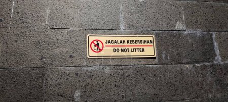 Photo for Portrait of the words DO NOT LITTER on the walls - Royalty Free Image