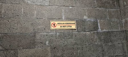 Téléchargez les photos : Portrait des mots "ne pas jeter" sur les murs des installations publiques. - en image libre de droit