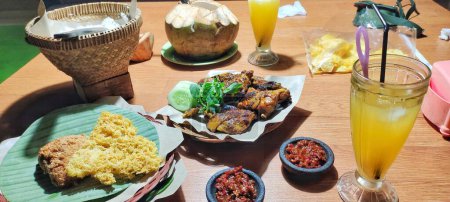 Téléchargez les photos : Portraits de différents types de nourriture et de boissons indonésiennes au dîner. - en image libre de droit