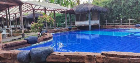 Téléchargez les photos : Villa de montagne avec gazebo et belle piscine bleue - en image libre de droit