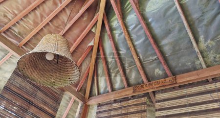 Téléchargez les photos : Gazebo indonésien avec un thème traditionnel en bois et bambou - en image libre de droit