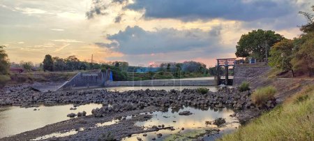 Téléchargez les photos : Beau panorama de l'un des barrages du centre de Java dans l'après-midi. - en image libre de droit