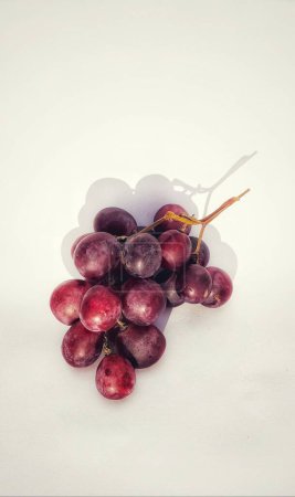 Téléchargez les photos : Le raisin rouge ou vitis vinifera est photographié avec un concept d'ombre sur l'objet photo. - en image libre de droit