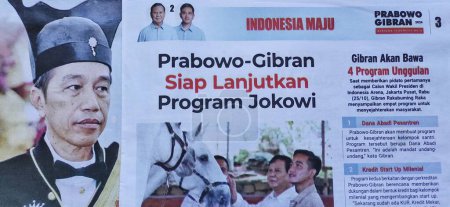 Téléchargez les photos : Jakarta, Indonésie - Février 2024 : "Prabowo-Gibran prêt à poursuivre le programme de Jokowi". écrit dans le journal de campagne, pour l'élection présidentielle du 14 février 2024. - en image libre de droit