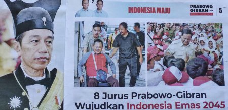 Foto de Yakarta, Indonesia - Febrero 2024: "Prabowo-Gibran listo para continuar el programa de Jokowi". escrito en el periódico de campaña, para las elecciones presidenciales del 14 de febrero de 2024. - Imagen libre de derechos