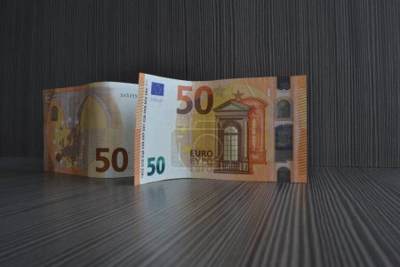 Billetes en euros sobre la mesa