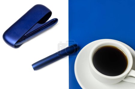 Téléchargez les photos : Système de chauffage au tabac, tasse à café sur fond de papier en deux couleurs, bleu et blanc, espace de copie - en image libre de droit