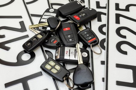 Foto de Primer plano de las llaves del coche y alarmas en el fondo de las placas de matrícula del coche - Imagen libre de derechos