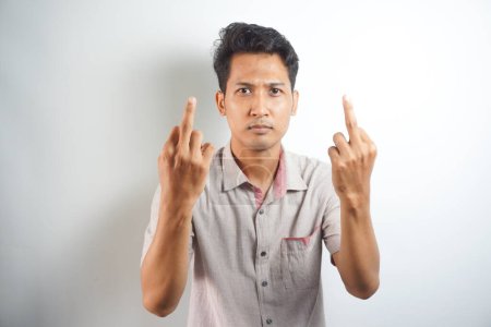 Téléchargez les photos : Homme d'affaires bouleversé donnant majeur doigt - en image libre de droit