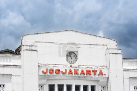 Téléchargez les photos : Yogyakarta, indonésie - 10 janvier 2023 : gare de yogyakarta ou gare de tugu est la plus grande gare de yogyakarta, située sur la rue pasar kembang, yogyakarta - en image libre de droit