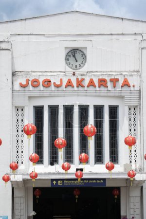 Téléchargez les photos : Yogyakarta, indonésie - 10 janvier 2023 : gare de yogyakarta ou gare de tugu est la plus grande gare de yogyakarta, située sur la rue pasar kembang, yogyakarta - en image libre de droit
