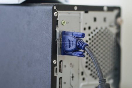 Téléchargez les photos : Connecteur et câble VGA (Video Graphics Array) bleu utilisés pour transférer le signal analogique. Ce câble est souvent utilisé pour connecter entre l'ordinateur et le moniteur. - en image libre de droit