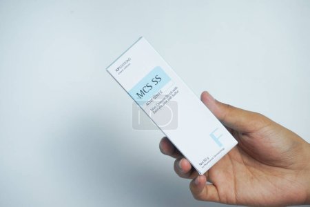 Foto de Balikpapan, julio de 2023. Exfoliante limpiador suave con ácido salicílico y azufre (MCS SS) Se utiliza como limpiador facial para la piel propensa al acné - Imagen libre de derechos