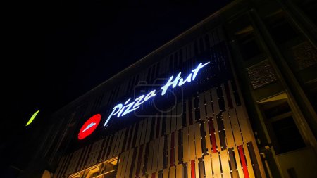 Foto de Balikpapan, 1 de octubre 23. noche, signo de cabaña de pizza, neón, Pizza Hut es una cadena de restaurantes americanos. conocido por su menú de cocina italo-americana que incluye pizza, pasta, así como guarniciones, postres - Imagen libre de derechos