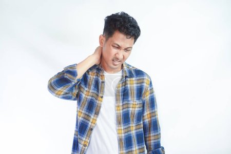Adulte asiatique homme toucher l'arrière de son cou avec l'expression de la douleur