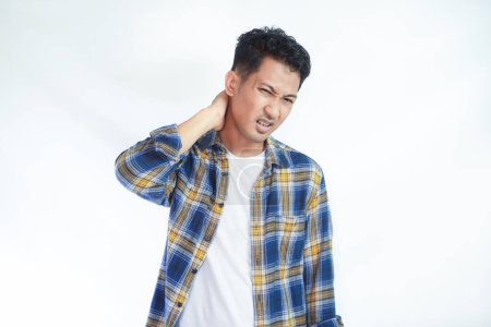 Adulte asiatique homme toucher l'arrière de son cou avec l'expression de la douleur