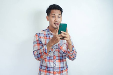 Adulte asiatique homme gaspiller son argent pour les achats en ligne à l'aide de téléphone mobile
