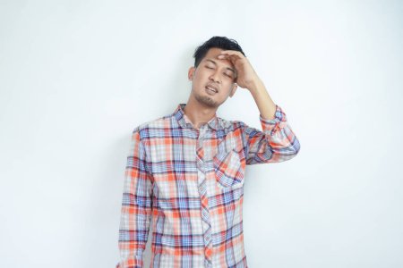 adulto asiático hombre got doloroso migrrain gesture