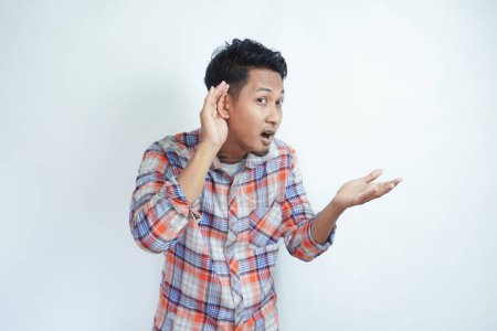 Erwachsene asiatische Mann suchen Kamera und tun kann Geste nicht hören