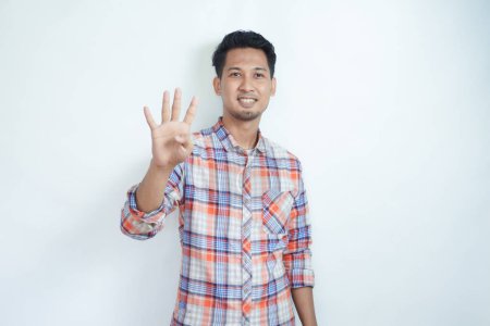 asiático hombre sonriendo feliz mientras dando cuatro dedo hasta símbolo