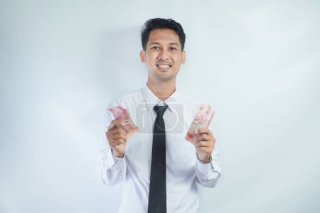 Erwachsener asiatischer Mann zeigt glücklichen Gesichtsausdruck, während er Papiergeld hält