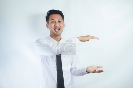Adulto asiático hombre sonriendo feliz con ambos mano haciendo sosteniendo algo pose