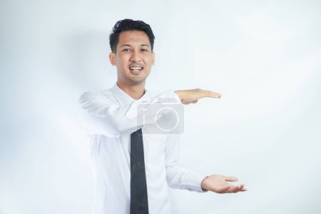 Adulto asiático hombre sonriendo feliz con ambos mano haciendo sosteniendo algo pose