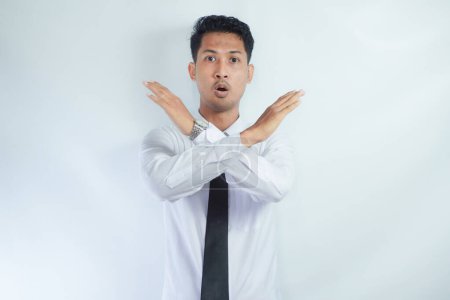 Erwachsener asiatischer Mann macht mit ernster Miene Kreuzzeichen mit der Hand