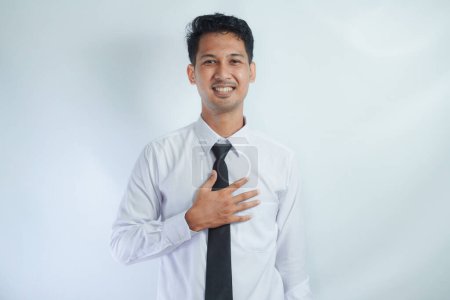 Jeune homme d'affaires asiatique portant une chemise blanche montrant geste soulagé