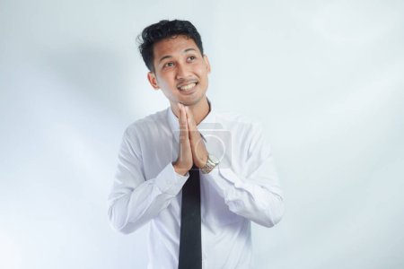 Erwachsene asiatische Mann entspannen, während Sie sich etwas mit glücklichem Ausdruck vorstellen