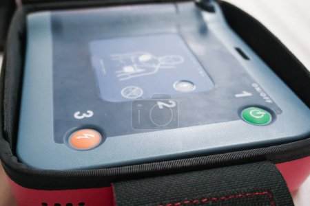 Automatisierter externer Defibrillator, ein tragbares elektronisches Gerät, das die lebensbedrohlichen Herzrhythmusstörungen automatisch diagnostiziert