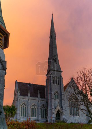 Gotische Kirche bei Sonnenuntergang mit leuchtend orangenem Himmel