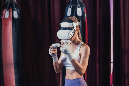 Fitness-Liebhaber treten bei intensiven Boxübungen mit Virtual-Reality-Brillen gegen andere Gymnastikmitglieder an. Erlernen und Verbessern von Boxtechniken, von einfachen Schlägen bis hin zu komplexen Combos
