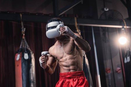 Téléchargez les photos : Les boxeurs professionnels portent des casques de réalité virtuelle pour s'engager dans des simulations d'entraînement de boxe immersive tout en pratiquant leurs techniques de poinçonnage. Séances d'entraînement en direct et personnalisées avec entraîneur de boxe - en image libre de droit